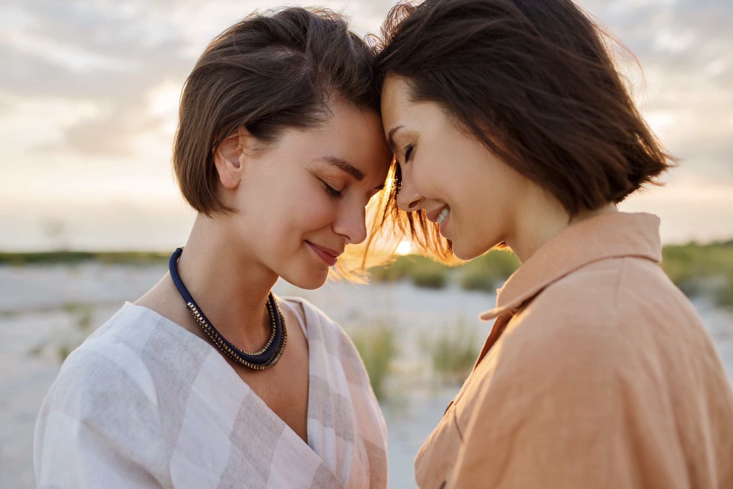 Foto di due donne testa a testa e felici