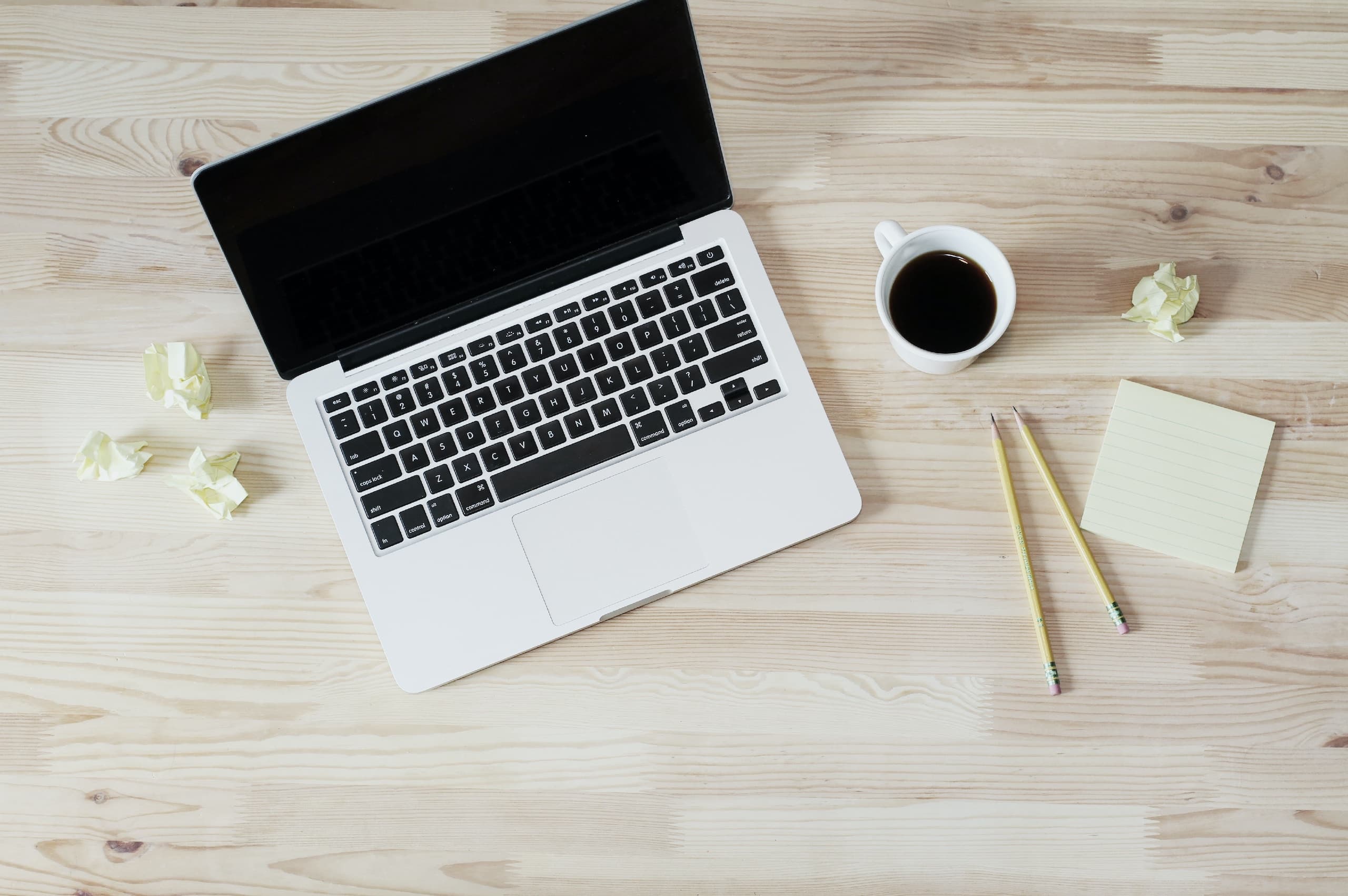 Foto di un PC e una tazza di caffè su una scrivania